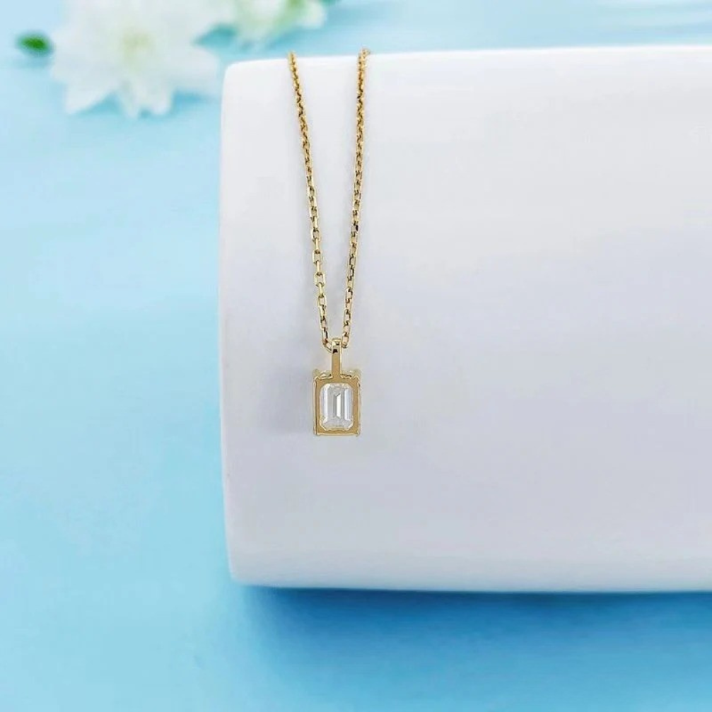 brilliant emerald-cut 18k yellow gold pendant with cultivated diamond (ngtc certified, chain not included)