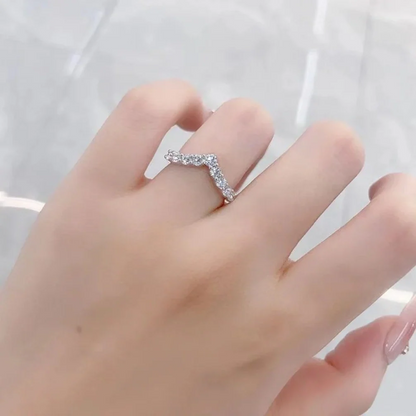 V-Shaped Lab-Grown Diamond Ring in Platinum Pt950 – Inspired by Love