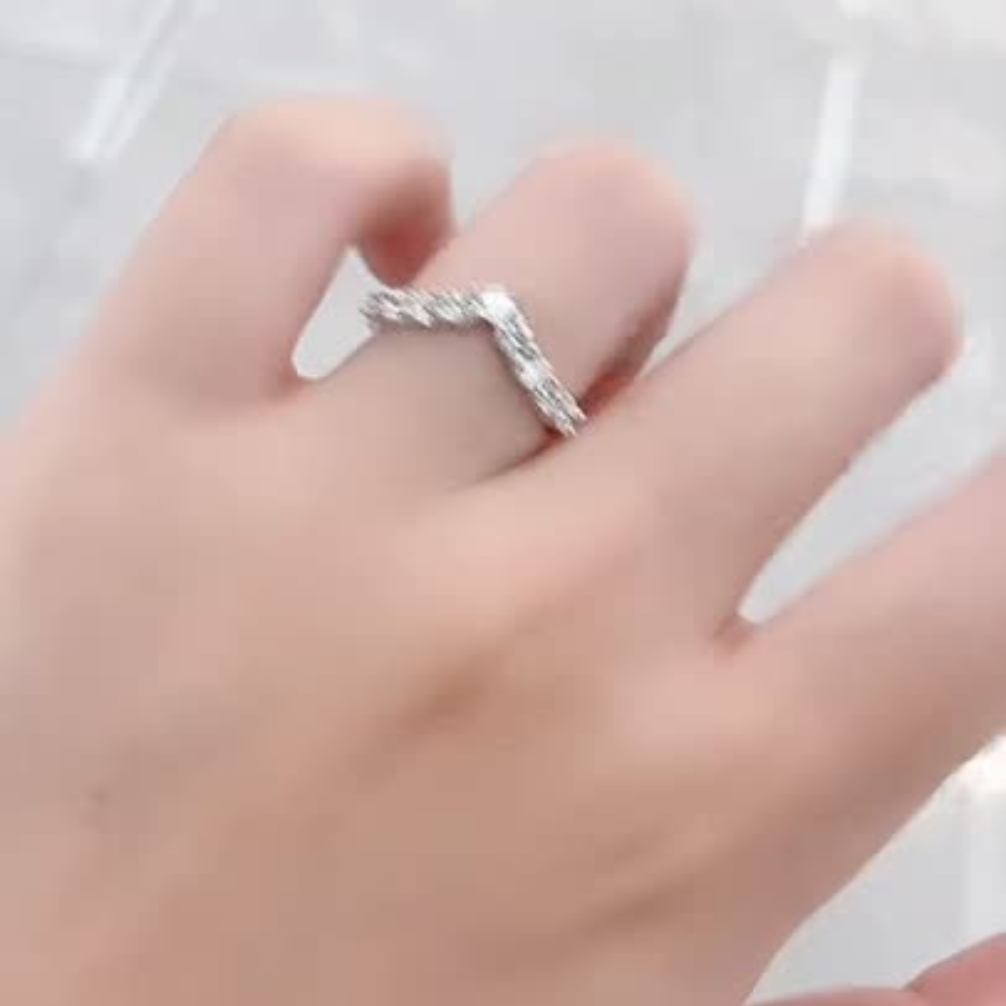 v-shaped lab-grown diamond ring in platinum pt950 – inspired by love