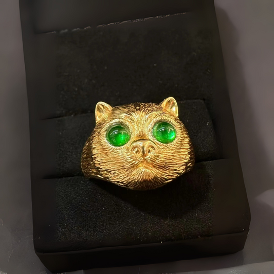 Vintage-Inspired 18K Carved Gold Prosperity Cat Ring with Emerald Green Fluorescence
