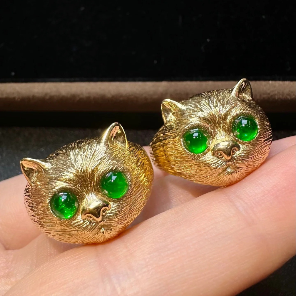 vintage-inspired 18k carved gold prosperity cat ring with emerald green fluorescence