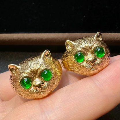 Vintage-Inspired 18K Carved Gold Prosperity Cat Ring with Emerald Green Fluorescence