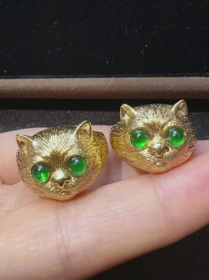 Vintage-Inspired 18K Carved Gold Prosperity Cat Ring with Emerald Green Fluorescence